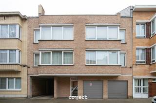 Centraal gelegen appartement met 2 slaapkamersHet appartement is gelegen op de 3de verdieping en omvat de inkomhal, toilet, ruime woonkamer met open ingerichte keuken, afzonderlijke berging, ruime badkamer met aansluiting wasmachine en 2 slaapkamers en terras.Geen syndic kosten. Afzonderlijke gemeenschappelijke fietsenberging.Beschikbaar vanaf 1 februari.