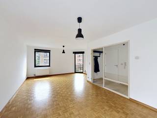 <p>Dit appartement met 2 slaapkamers in Dilbeek bevindt zich op de tweede verdieping, bereikbaar met de lift. Dankzij de praktische indeling, twee terrassen en een garagebox geniet je hier van comfortabel wonen op een aangename locatie.</p><p>Het appartement verwelkomt je via een inkomhal met toilet. De lichtrijke woonkamer sluit aan op een terras en vormt een aangename leefruimte. De volledig geïnstalleerde keuken biedt alle comfort voor dagelijks gebruik. Verder beschikt het appartement over een nachthal, een badkamer met inloopdouche, een aparte berging/wasplaats en twee slaapkamers. Eén slaapkamer is uitgerust met een dressingkast en beide slaapkamers geven rechtstreeks toegang tot het terras aan de achterzijde. Maandelijks € 100 provisie voor onderhoud gemeenschappelijke delen en voorschot privatief waterverbruik.</p><p>Extra troeven zijn de private kelder en de garagebox. Het appartement is onmiddellijk beschikbaar en heeft een EPC-score van 230 kWh/m² (klasse C).</p>