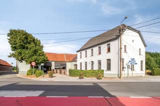 Authentieke hoeve met rijke geschiedenis en modern comfort Indeling: Gelijkvloers: via de ruime inkomhal bereik je twee aparte delen van de...