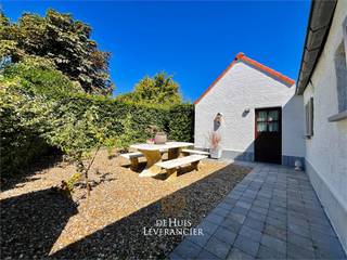 In de rustige Hostenstraat, verscholen in een groene en residentiële omgeving, vind je dit charmante vissershuis dat meteen een gevoel van geborgenheid oproept. Het is een woning met karakter en ziel, waar de traditie van de kust perfect samenkomt met hedendaags comfort. Hier woon je niet in de drukte van de zeedijk, maar geniet je van een sereen dorpsgevoel, met toch alles vlakbij.<br />De woning werd grondig vernieuwd in 2005 en is met veel zorg onderhouden, waardoor ze instapklaar is voor wie meteen wil verhuizen of er een gezellig vakantieverblijf van wil maken. Dankzij de aanwezigheid van een ruime garage, meerdere slaapkamers en een tuin biedt dit huis verrassend veel mogelijkheden, zowel voor jonge gezinnen als voor koppels die kiezen voor een comfortabeler leven aan zee.<br />De leefruimte straalt warmte en authenticiteit uit, met details die herinneren aan de klassieke kuststijl. Tegelijk geniet je van een praktische indeling die het dagelijks leven vergemakkelijkt. Een extra troef is dat wonen op het gelijkvloers perfect mogelijk is, wat het huis toegankelijk maakt voor alle generaties. De tuin vormt een oase van rust: een plek waar kinderen kunnen spelen, waar je met vrienden kan aperitieven of waar je simpelweg tot rust komt in de buitenlucht.<br />De ligging van dit vissershuis is een absolute meerwaarde. Je woont in een rustige straat zonder doorgaand verkeer, maar toch op wandel- en fietsafstand van winkels, horeca, sportfaciliteiten en openbaar vervoer. Het strand en de duinen zijn makkelijk bereikbaar, waardoor je in een oogwenk kan genieten van een lange strandwandeling of een dagje zee. Ook de E40 ligt vlakbij, wat zorgt voor een uitstekende verbinding naar de rest van de kust en het binnenland.<br />Dit vissershuis is ideaal voor wie zoekt naar authenticiteit, rust en een warme thuisbasis. Of je nu droomt van een vaste woonst met karakter, een tweede verblijf waar je met volle teugen kan genieten, of een investering in een woning met ziel – hier voel je dat elke steen een verhaal vertelt.<br /><br /><br />Benieuwd of dit jouw nieuwe thuis kan worden? Bel ons vandaag nog voor een bezoek en laat je betoveren door de charme van dit unieke vissershuis in Koksijde.<br />Vg-Wg-Gmo-Gvkr-Gvv-EPC : 809 kWh/m2 (Label F – Renovatieplicht)<br />Waterinfo : P-Score = A, G-Score = A<br /><br />Dit is niet wat je zoekt ? Al gehoord van AANKOOPBEGELEIDING ? Wij zoeken, bezoeken en onderhandelen mee met jou voor eigendommen die worden aangeboden door particulieren, andere makelaars of eigendommen die zelfs (nog) niet te koop staan?<br />Vraag meer informatie over aankoopbegeleiding via welkom@dehuisleverancier.be of 0489/069.000<br /><br />de Huisleverancier : Persoonlijk, voor iedereen Service, Kwaliteit en Vertrouwen !