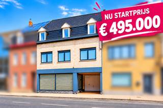 “Startprijs bedraagt € 495.000,00.  Elk prijsvoorstel vanaf deze prijs zal worden voorgelegd aan de eigenaars die zich het recht voorbehouden dat al dan niet te aanvaarden.”<br /><br /><strong>Ruim wonen, werken of samenleven op één veelzijdig adres te Wevelgem.</strong><br />Soms kom je een woning tegen die net dat tikkeltje meer kan. Deze ruime eigendom in de Kortrijkstraat in Wevelgem is er zo één: een warme thuis met extra ruimte voor wie groter wil wonen, wonen en werken wil combineren of droomt van kangoeroe wonen. <br /><br />Binnen wacht een zeer ruime lichtrijke leefruimte met open keuken en volop plaats om samen te komen en gezellig te genieten. De meerdere gelijkvloerse kamers bieden heel wat mogelijkheden en kunnen volledig ingevuld worden naar eigen wensen.<br /><br />Vooraan beschikt het pand over een dubbele garage. De aparte ruimtes met eigen toegang maken het mogelijk om zelfs 2 afzonderlijke zaken volledig los van het privéleven uit te baten. Denk aan een kantoor, praktijk, schoonheidssalon, atelier, vrij beroep of showroom, telkens met de nodige privacy voor zowel bewoners als bezoekers.<br /><br />Dankzij de aanwezige leidingen voor een tweede keuken op de verdieping zijn er bovendien mooie mogelijkheden voor kangoeroe wonen of het creëren van verschillende leef zones. De woning is voorzien van een prachtige badkamers, 6 slaapkamers en nog eens een grote geïsoleerder zolder. <br /><br />Ook buiten is er veel te genieten: een groot terras en een diepe tuin bieden volop ruimte om te ontspannen, te spelen, te tuinieren of gezellig samen te zijn.<br /><br /><strong>Een energiezuinige eigendom voor wie niet in hokjes denkt, maar zoekt naar ruimte, flexibiliteit en mogelijkheden voor de toekomst.</strong> <strong>Voor een bezoek: 0495 53 48 65</strong>
