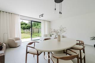 Ben jij op zoek naar een volledig afgewerkte nieuwbouwwoning met vijf slaapkamers en twee badkamers vlakbij het centrum van Oudenaarde? Gevonden!<br /><br />De vijf volwaardige slaapkamers, de lichtrijke leefruimte, de zonnige zuidwestgerichte tuin en de rustige ligging op een boogscheut van het centrum van Oudenaarde en 't Spei zijn maar enkele van de vele troeven die we hier terugvinden!<br /><br />INDELING:<br /><br />GLV:<br />Je komt de woning binnen via de inkomhal met gastentoilet. Van hieruit heb je toegang tot de ruime en lichtrijke leefruimte die naadloos overloopt in de open keuken. Dankzij de grote raampartijen geniet je hier van een aangename lichtinval en een mooi zicht op de volledig aangelegde tuin met terras. Verder bevindt zich op het gelijkvloers ook nog een handige berging.<br /><br />1eV:<br />Op het eerste verdiep kom je boven in de nachthal. Van hieruit heb je toegang tot drie volwaardige slaapkamers en een eerste badkamer.<br /><br />2eV:<br />Op het tweede verdiep bevinden zich nog twee ruime slaapkamers en een tweede badkamer, waardoor deze woning perfect geschikt is voor grotere gezinnen of wie extra ruimte wenst.<br /><br />TUIN:<br />De volledig aangelegde, zuidwestgerichte tuin beschikt over een ruim terras, een verzorgd gazon, hagen en een praktische tuinberging. Hier geniet je optimaal van de middag- en avondzon.<br /><br />NIEUWBOUWPROJECT:<br />Deze woning maakt deel uit van een kwalitatief nieuwbouwproject met verschillende gezinswoningen. Ben je op zoek naar een woning met een andere indeling, oppervlakte of prijsklasse? Contacteer ons dan gerust voor een overzicht van alle nog beschikbare woningen binnen dit project.<br /><br />Lijkt deze instapklare nieuwbouwwoning wel iets voor jou? Aarzel dan zeker niet en contacteer ons vandaag nog voor meer informatie of een bezoek!