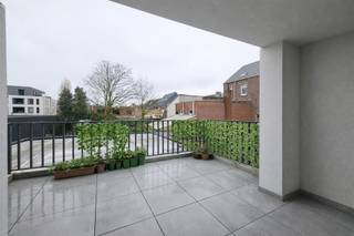 <p><span>Instapklaar appartement met 2 slaapkamers en een ruim terras.</span></p><p><span>U komt binnen in een aangename L-vormige leefruimte met living en eetkamer. Rechts bevinden zich twee ruime slaapkamers.</span></p><p><span>De leefruimte sluit naadloos aan op de moderne, volledig uitgeruste keuken met alle hedendaagse toestellen. Aansluitend is er een praktische berging/sanitaire ruimte. De badkamer is volledig vernieuwd en beschikt over een inloopdouche en toilet. Het volledige appartement werd keurig en kwalitatief gerenoveerd.</span></p><p><span>Dit appartement is ideaal gelegen in het centrum, op wandelafstand van alle winkels en voorzieningen, en op slechts 20 meter van het station. Een uiterst strategische ligging die comfort en bereikbaarheid perfect combineert.</span></p><p><span>Het appartement bevindt zich op de eerste verdieping en werd recent volledig vernieuwd met oog voor kwaliteit en duurzaamheid. De absolute troef is zonder twijfel het ruime terras van maar liefst 16 m², rechtstreeks bereikbaar vanuit de keuken, waar u in alle rust kan genieten van het buitenleven.</span></p><p><span>Daarnaast beschikt het appartement over een private berging op het gelijkvloers en is er voldoende ruimte voor het stallen van fietsen. Dankzij de volledige renovatie zijn er geen bijkomende kosten te verwachten voor de komende jaren. Een zeer gunstig EPC maakt het geheel compleet.</span></p><p><span>Een instapklaar appartement op toplocatie, ideaal voor wie comfortabel en zorgeloos wil wonen in het hart van de stad.</span></p><p><span>Info: 0484 03 68 92<br />E-mail: Ercan@jemar.be</span></p>