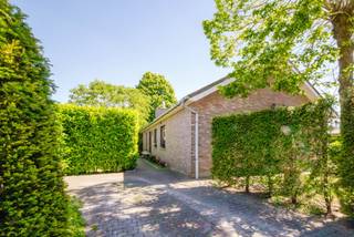 <strong>Ligging</strong><br /><br />Gelegen in Boonstede te Baarle-Drongen. Op <strong>fietsafstand van Baarledorp</strong> en heeft een makkelijke verbinding met het openbaar vervoer alsook de E40/R4.<br /><br /><strong>Indeling</strong><br /><br />De woning (bungalow) bevat een ruime inkomhal met gastentoilet, de lichtrijke woonkamer met zicht op de tuin, de ingerichte keuken met bergruimte/wasplaatst en afzonderlijk toilet.<br /><br />Via de nachthal ga je naar de eerste slaapkamer/bureau, de badkamer met dubbele lavabo/ligbad en drie slaapkamers met kastruimte.<br />Er is een ruime <strong>zolderberging </strong>aanwezig.<br /><br /><strong>Troeven</strong><br /><br />- ligging<br />- parking<br />- <strong>18 zonnepanelen</strong><br />- <strong>buitenberging/tuinhuis</strong><br /><br />Voor inlichtingen en/of bezoek, bel Guillaume Delbecque <strong>0472 25 70 76</strong>