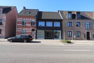 GELIJKVLOERSInkomhal, berging, sas met trap naar de verdieping.1STE VERDIEPINGTraphal, woonkamer, keuken voorzien van de volgende toestellen nl...