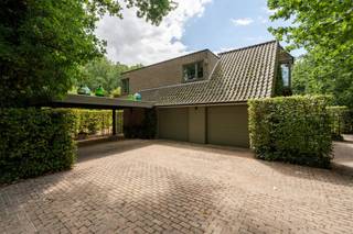 Cette villa unique, conçue par l'architecte Degeyter, associe une signature architecturale emblématique à un haut niveau d'intimité et à une paix absolue. La propriété est située sur un terrain exceptionnel de 2 296 m² le long de la célèbre Nieuwenhovedreef, où une végétation mature et des plantes riches constituent une enclave de sérénité. Avec une surface habitable de pas moins de 421 m², cinq chambres complètes et une piscine extérieure privée, la maison dégage une esthétique contemporaine et une grandeur sophistiquée.<br /><br />La villa offre une opportunité unique pour ceux qui recherchent une grande propriété de caractère et d'histoire. La structure magistrale et les éléments de design remarquablement préservés permettent de réinterpréter la maison dans un style de luxe contemporain, tout en préservant l'âme distincte de Degeyter. Un projet extraordinaire à un emplacement stratégique de premier plan à Varsenare.<br /><br />Registre des mesures: en cours de demande