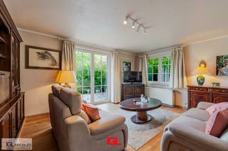 IGL stelt u graag deze charmante villa voor, gelegen in een rustige doodlopende straat te Itterbeek.De woning verwelkomt u via een inkomhal die...