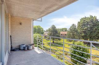Ce spacieux appartement d'angle (107 m²) bénéficie d'un emplacement central à Koksijde-Bad (Residence't Groenhof). L'espace de vie lumineux donne accès à une terrasse d'angle de 15 m² orientée à l'ouest avec le soleil de l'après-midi et du soir et une belle vue sur la verdure. Un sous-sol privé et un garage spacieux avec lumières et prises sont inclus dans le prix. De plus, la résidence dispose d'un local à vélos commun. L'appartement est immédiatement prêt à emménager et bénéficie d'un emplacement central.<br /><br />Vous recherchez des opportunités immobilières intéressantes à Koksijde ? Assurez-vous de continuer à lire !<br /><br />MISE EN PAGE<br />> Deuxième étage :<br />- Grand hall d'entrée avec option vestiaire<br />- Espace de vie lumineux avec accès à une spacieuse terrasse d'angle et de belles vues sur la verdure<br />- Cuisine séparée et équipée<br />- Salle de bain avec baignoire et double vasque avec mobilier<br />- Local de rangement pratique avec raccordement pour machine à laver et sèche-linge<br />- Toilettes séparées<br />- Deux chambres spacieuses<br /><br />> Sous-sol : <br />- Entreposage privé au sous-sol inclus dans le prix ; <br />- Grand garage privé inclus dans le prix ; <br /><br />GÉNÉRAL :<br />- Label EPC C favorable<br />- Abri à vélos commun disponible<br />- Vente meublée<br /><br />Vous recherchez un appartement comme résidence permanente ou résidence secondaire ? N'hésitez pas à contacter le gestionnaire de fichiers Yari Devos au 0491 27 21 85 ou à yari.devos@dewaele.com.<br /><br />Registre des mesures: non