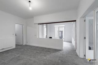 <p><span>Gerenoveerd woonhuis (248 m²) met garage en magazijn in Bornem.</span></p><p><span> </span></p><p><span>Het pand geniet van een gunstige ligging langs de Puursesteenweg in Bornem: een vlotte verbindingsweg tussen Puurs en het centrum van Bornem. Dankzij de centrale ligging zijn winkels, scholen en openbaar vervoer snel bereikbaar. De vlotte aansluiting op de N16 maakt het een ideale locatie voor wie dagelijks pendelt richting Sint-Niklaas, Mechelen of Antwerpen.</span></p><p><span> </span></p><p><span>Het woonhuis is recent volledig gerenoveerd, waardoor je hier zonder zorgen je intrek kan nemen. Het dak is geïsoleerd met 12 centimeter PIR, de elektriciteit is conform en de ramen zijn voorzien van hoogrendementsglas. Ook het magazijn en de garage zijn onder handen genomen.</span></p><p><span> </span></p><p><span>De woning is opgedeeld in twee volwaardige wooneenheden: een woongedeelte van maar liefst 120 m² met 2-3 slaapkamers op het gelijkvloers en een woongedeelte van zo’n 80 m² met eveneens 2-3 slaapkamers op de bovenverdieping. Alsof dat nog niet genoeg is, krijg je er ook een magazijn en garage bovenop, goed voor een totale oppervlakte van maar liefst 100 m² — ideaal voor ambachtslieden, kunstenaars of zelfstandigen die extra ruimte kunnen gebruiken.</span></p><p><span> </span></p><p><span>Ben jij op zoek naar een ruim en instapklaar pand met oneindig veel mogelijkheden? Dan is dit precies wat je zoekt! Bewoonbare opp. 248 m² ref.: bruto vloeropp. Voor meer info of een gratis schatting surf naar www.hansimmo.be</span></p><p><span> </span></p>