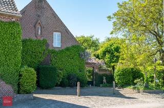 Gelegen op de grens met Otegem/Tiegem, bestaande uit inkomhal, keuken met ontbijthoek en bijkeuken, living met tegelkachel, eetplaats,...