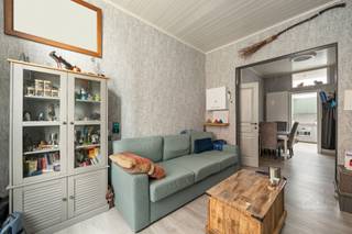 <p><strong>Gerenoveerde woning te koop in Merksem!</strong></p><p>Welkom in deze charmante, recent volledig gerenoveerde woning in Merksem, ideaal gelegen in een rustige maar gunstige buurt. Deze praktische en gezellige familiewoning biedt een bewoonbare oppervlakte van 140 m² en combineert ruimte, functionaliteit en modern comfort.</p><p>De woning beschikt over <strong>vier volwaardige slaapkamers</strong>, elk met veel natuurlijk licht en flexibel in te richten als slaap-, werk- of hobbyruimte. De woonkamer is aangenaam en lichtrijk, met warme accenten en een open verbinding naar de eetruimte, wat zorgt voor een gezellige leefomgeving.</p><p>De open keuken is modern afgewerkt met de nodige bergruimte, dampkap, enkele pompbak, kookvuur op inductie en oven. Aansluitend bevindt zich de badkamer, uitgerust met een inloopdouche, toilet en voorzieningen voor wasmachine en droogkast.</p><p>Dankzij de recente renovatie, goede isolatie en onderhouden ramen is er bovendien aandacht besteed aan energiezuinig wonen (<strong>EPC B</strong>).</p><p>Kortom, een instapklare woning met <strong>vier slaapkamers</strong> op een gunstige locatie in Antwerpen, perfect voor gezinnen of wie op zoek is naar ruimte en comfort.</p>