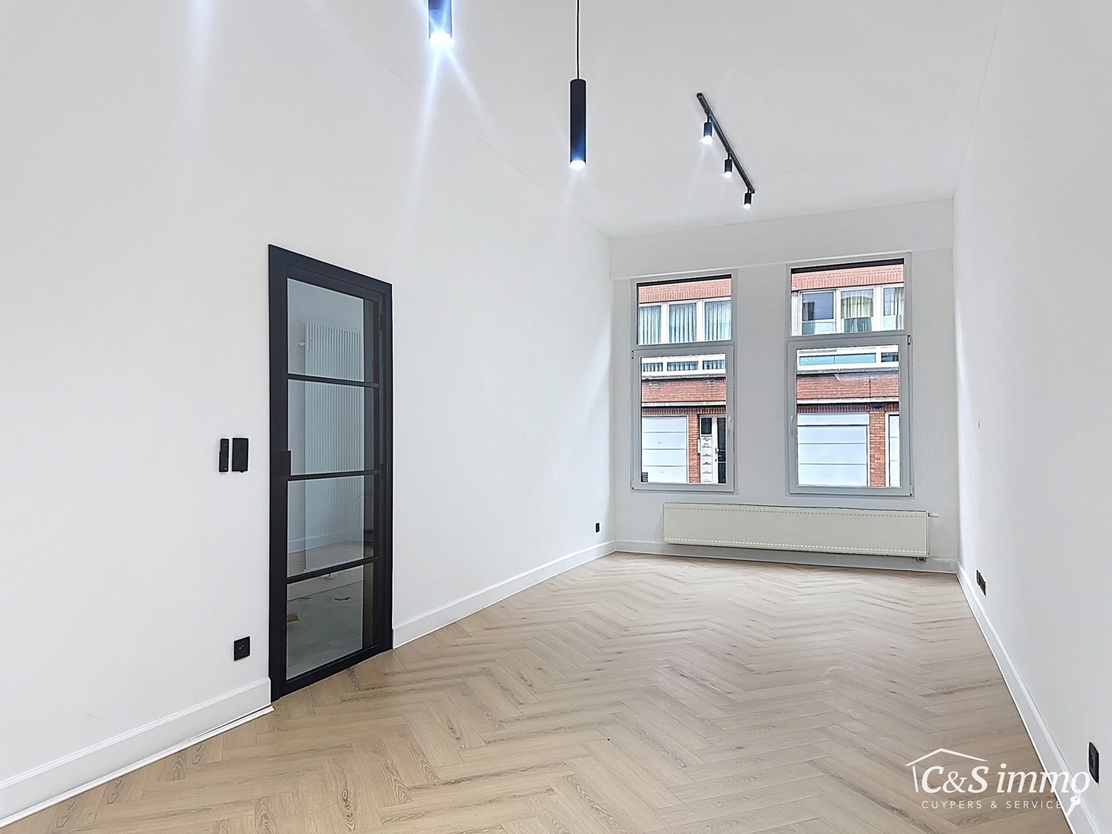 Volledig gerenoveerde woning met tuin en drie slaapkamers - foto 4