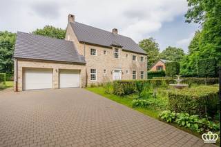 <p><span>Residentieel gelegen villa te Heide-Kalmthout met o.a. lichte leefruimte, 3-4 slaapkamers, 3 badkamers, inpandige garage voor 2 wagens en een grote zolderverdieping die veel mogelijkheden biedt op een perceel van ca. 2.620 m² omgeven door een aangelegde en open tuin nabij het centrum van Heide-Kalmthout en de Kalmthoutse Heide. </span></p><p><span> </span></p><p><span>INDELING</span></p><p><span> </span></p><p><span>Gelijkvloers:</span></p><p><span>Inkomhal met vide, houten trappartij en gastentoilet. Ruime en lichte living onderverdeeld in een zithoek met openhaard, een verhoogde TV-hoek en een eethoek. Aangrenzende keuken voorzien van inbouwapparatuur en schuifdeur naar het terras, naast gelegen berging/wasplaats en vervolgens een ruime inpandige garage voor 2 wagens met automatische poorten en daarboven een ruime bergzolder. De gehele verdieping is op een keramische tegelvloer, de leefruimtes zijn voorzien van vloerverwarming.</span></p><p><span> </span></p><p><span>1e verdieping:</span></p><p><span>Nachthal die uitgeeft op een zeer grote masterbedroom met ingebouwde kasten en aansluitend een badkamer met ligbad, dubbele lavabo en toilet. De masterbedroom is eenvoudig onder te verdelen in 2 slaapkamers.</span></p><p><span>Verder op deze verdieping nog 2 slaapkamers met elk een eigen douchekamer en een apart toilet op de nachthal. De gehele verdieping, met uitzondering van de badkamers, is op parket.</span></p><p><span> </span></p><p><span>Zolder:</span></p><p><span>Middels een vlizotrap vanuit de masterbedroom toegang tot een grote zolderverdieping die veel mogelijkheden biedt zoals extra slaapkamers, hobbyruimte, etc..</span></p><p><span> </span></p><p><span>Tuin:</span></p><p><span>De villa is omgeven door een open tuin en geheel omheind voorzien van elektrische toegangspoort met videofoon, achter de woning een terras en 2 vijvers.</span></p><p><span> </span></p><p><span>Bijzonderheden:</span></p><p><span>- In de vermelde oppervlakte is het exclusieve gebruik van het aangrenzende perceel van ca. 800 m² opgenomen dat momenteel ook onderdeel uitmaakt van de tuin, hoewel deze grond juridisch niet tot het eigendom behoort.</span></p><p><span>- De woning is o.a. voorzien van CV op gas, alarm, waterontkalker,..<br />- De gevel is opgetrokken met authentieke " Brugse Abdijmoef "</span></p><p><span>- Grote zolderverdieping op betonvloer die nader is af te werken maar een zee aan ruimte biedt. </span></p><p><span> </span></p>