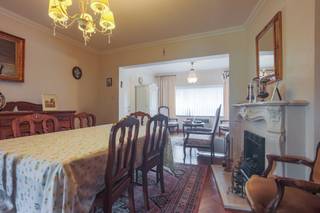 Te moderniseren woning  met 3 slaapkamers, bureau, garage en grote tuin (totale grondoppervlakte 308m²).