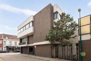 <p><span>In the heart of Vilvoorde, within walking distance of the train station and Franklin Roosevelt Avenue, you will find this exceptional property with a rich history. Originally used as a doctor's residence by a cardiologist, this property still exudes the grandeur and characterful style of the 1970s.With an impressive living area of no less than 485 m² and a licensed use as a commercial house, this property offers a wide range of possibilities. Think combination living and practice, group practice, co-housing or even a completely new infill concept. The exceptional location in a dynamic neighborhood only reinforces this potential. The ground floor occupies a spacious area of 178 m² and can be completely arranged according to your own needs. The existing layout lends itself perfectly to the creation of practice rooms, offices or a combination with private living. To the side is a spacious garage with space for two cars.On the second floor is the living area, consisting of a generous living space of 58 m², a kitchen, an office, a storage room, a separate toilet and a pleasant terraces.The second floor includes four bedrooms,toilet, two bathrooms and an additional storage room. The property also features a convenient storage cellar of 66 m². The presence of an elevator (which admittedly requires maintenance) increases comfort and makes the property accessible to all an absolute asset in this category of real estate.</span><span> </span></p>