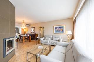 <p>Deze goed onderhouden woning is gelegen in een centrale omgeving nabij scholen, winkels en uitstekende fiets- en wandelroutes.<br /><br /><strong>GELIJKVLOERS</strong><br />Inkomhal en grote garage met rechtstreekse toegang tot de tuin.<br />Berging met wasvoorzieningen.<br />Verzorgde tuin met kunstgras, tuinhuis en overdekt terras (afsluitbaar met rolluiken).<br /><br /><strong>EERSTE VERDIEPING</strong><br />Gastentoilet<br />Lichtrijke leefruimte met grote ramen en parket.<br />Open keuken (2018, toestellen AEG – combi en vaatwasser vernieuwd in 2023).<br />Inpandig terras met zonwerend glas en groot buitenterras met elektrische zonneluifel.<br /><br /><strong>TWEEDE VERDIEPING<br /></strong>2 Ruime slaapkamers (oorspronkelijk 3)<br />Badkamer met inloopdouche, toilet en lavabo<br /><br />Volledig geïsoleerde zolder via steektrap<br /><br /><br /><strong>POSITIEVE ASPECTEN</strong><br />- Verwarming op gas (ketel 2015)<br />- Dak vernieuwd (2016)<br />- Overal parket en elektrische rolluiken<br />- 2 Daikin airco’s (leefruimte + slaapkamer)<br />- Garage voor 2 wagens en oprit voor 2 wagens</p>