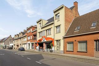 Beenhouwerij (205m²) te koop met woonst (202m²) en atelier/loods (257m²) in Ruddervoorde. De woning betreft een duplex boven het handelspand...