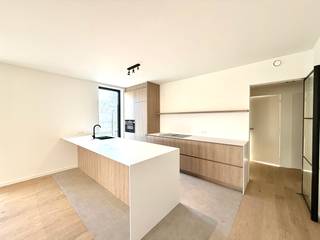 Gunstig gelegen nieuwbouwappartement met twee slaapkamers te huur in Sleidinge.Winkels, scholen, openbaar vervoer e.d. bevinden zich op...