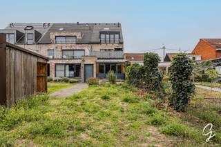 Te koop te Berlare!<br />Dit aangename appartement in Berlare combineert comfort, ruimte en een rustige ligging.<br />Het appartement maakt deel uit van een kleinschalige en rustige residentie met slechts 6 appartementen. Het gebouw dateert uit 2002.<br />De ruime woonkamer en open keuken vormt het hart van de woning en sluit mooi aan op de veranda met mooi zicht op het privé terras en tuin. Daarnaast beschikt het appartement over een praktische berging in de kelder van maar liefst 17 vierkante meter, een badkamer met douche in bad en 2 slaapkamers. Extra berging aanwezig in het appartement.<br />Een extra troef is de rustige ligging met weinig doorgaand verkeer. U woont hier in een aangename omgeving, op korte afstand van het Donkmeer en talrijke wandel- en fietsroutes, terwijl ook het centrum van Berlare vlot bereikbaar blijft. Een ideale combinatie van rust, natuur en bereikbaarheid.<br />In het gebouw is een lift aanwezig en een aparte fietsenberging.<br />Autostaanplaats verplicht apart aan te kopen voor 10.000EUR<br />Een interessante opportuniteit voor wie op zoek is naar een ruim appartement in een rustige omgeving!<br />Graag een bezoek ter plaatse?<br />Contacteer Bernhard via 0476 022 089 of bernhard@cornelis-goeman.be.