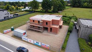 <p><strong>NIEUWBOUWPROJECT LAAR I BERG <br /></strong><strong>Twee unieke nieuwbouwwoningen. Eén uitzonderlijke woonkwaliteit. </strong></p>
<p><strong>LIGGING: Westerlosesteenweg 123 & 123A - 2230 HERSELT </strong><strong><br /></strong>Project <strong>LAAR I BERG</strong> omvat twee ruime, hedendaagse halfopen nieuwbouwwoningen met zuid gerichte tuinen op een mooie locatie op de grens van Westerlo en Herselt. Beide woningen combineren een royale woonoppervlakte met een hoogwaardige afwerking, moderne technieken en een sterke focus op energiezuinigheid en wooncomfort. <br /><br /><strong>🏡 LAAR - Westerlosesteenweg 123A </strong><strong>🏡 BERG - Westerlosesteenweg 123 </strong></p>
<table>
<tbody>
<tr>
<td>
<p>· +200 m² bewoonbare oppervlakte</p>
<p>· E-peil E-1 => energiepositief!</p>
<p>· 4 slaapkamers</p>
<p>· 2 badkamer, 3 toiletten</p>
<p>· extra dressing</p>
<p>· inpandige parkeerruimte</p>
<p>· volledig omheinde tuin</p>
<p>· overdekt zuid terras</p>
<p>· ruime tuinberging</p>
<p>· <strong>lancerings-startprijs: €643.000</strong></p>
<p><strong> </strong></p>
</td>
<td>
<p>· +200 m² bewoonbare oppervlakte</p>
<p>· E-peil E2 => BEN</p>
<p>· 3 slaapkamers</p>
<p>· 2 badkamers, 3 toiletten</p>
<p>· ruim kantoor of 4<sup>e</sup> slaapkamer</p>
<p>· inpandige parkeerruimte</p>
<p>· volledig omheinde tuin</p>
<p>· overdekt zuid terras</p>
<p>· ruime tuinberging</p>
<p>· <strong>lancerings-startprijs: €648.000</strong></p>
<p><strong> </strong></p>
</td>
</tr>
</tbody>
</table>
<p><strong>⚡</strong><strong> ENERGIEZUINIG & COMFORTABEL WONEN <br /><br /></strong><strong>Technische uitrusting </strong></p>
<ul>
<li>vloerverwarming én -koeling dmv Lucht/water-warmtepomp</li>
<li>ventilatiesysteem D met warmteterugwinning</li>
<li>4.500 WP zonnepanelen per woning</li>
<li>hoogwaardige thermische isolatie</li>
<li>energiezuinige bouwschil</li>
<li>aluminium buitenschrijnwerk</li>
<li>hoogrendementsbeglazing</li>
</ul>
<p>Deze combinatie zorgt voor een laag energieverbruik, aangenaam thermisch comfort en een toekomstgerichte woning.</p>
<p><strong>KWALITATIEVE AFWERKING MET KEUZEMOGELIJKHEDEN </strong></p>
<p>De woningen worden volledig afgewerkt conform het voorziene lastenboek. <br />Wie vroeg in het aankoopproces instapt, krijgt nog de mogelijkheid om binnen de voorziene budgetten eigen keuzes te maken.</p>
<p>Zo kan u onder meer inspraak hebben in:</p>
<ul>
<li>Keuken</li>
<li>Sanitair</li>
<li>Vloer- en wandtegels</li>
<li>Bepaalde materialen en afwerkingen (bv. elektrische installatie)</li>
<li>Bepaalde technieken, binnen de technische mogelijkheden</li>
</ul>
<p><strong> <br />💶</strong><strong> PRIJS & AANKOOPVOORWAARDEN </strong></p>
<p>Momenteel worden beide woningen aangeboden aan een lancerings-startprijs.</p>
<p>Wie dit jaar instapt in het aankoopproces, koopt aan deze voorwaarden een volledig afgewerkte woning conform het lastenboek. Bij akkoord wordt de prijs vastgelegd en geniet u van een prijsgarantie tot aan de oplevering/aankoop. Een vroeg engagement biedt bovendien het voordeel dat er nog ruimte is voor persoonlijke keuzes in materialen, afwerking en bepaalde technieken.</p>
<p><strong>Belangrijk: </strong></p>
<ul>
<li>Schilderwerken zijn <strong>niet inbegrepen </strong></li>
<li>Aankoop gebeurt onder het <strong>btw-stelsel van 21% </strong></li>
<li>De vermelde prijzen zijn <strong>lancerings-startprijzen </strong></li>
</ul>
<p><strong>INTERESSE <br /></strong>Wenst u meer informatie over <strong>LAAR</strong>, <strong>BERG</strong> of beide woningen? <br />Wij bezorgen u graag de verdere plannen, het lastenboek, en bijkomende informatie.</p>
<p><strong><em>Ruim wonen. Energiezuinig wonen. Toekomstgericht wonen. </em></strong></p>