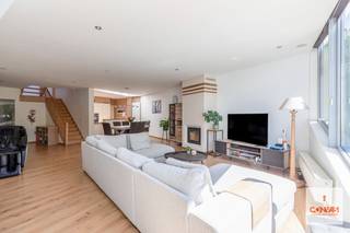 Deze woning is gelegen aan de rand van Gent met Mariakerke, nabij natuurreservaat Bourgoyen-Ossemeersen. U vindt verschillende winkels en scholen in de buurt. Het openbaar vervoer brengt u tot in het centrum van Gent en Mariakerke. Daarnaast ligt de binnenring van Gent om de hoek, waardoor u een vlotte verbinding heeft met de N9 en R4.<br /><br />U komt de woning binnen via de inkomhal met toegang tot een apart toilet, de <strong>inpandige garage</strong> met automatische poort en de leefruimte. De <strong>lichtrijke en ruime leefruimte</strong> met aanpalend een geïnstalleerde keuken geeft toegang tot het terras en de <strong>ruime zuidwest georiënteerde tuin</strong>. Achterin de tuin staat een bijbouw die u zelf nog kan inrichten met aanpalend een groot aangelegd terras. Vanuit de keuken heeft u ook toegang tot de garage en de kelder.<br /><br />Op het eerste verdiep vindt u <strong>twee ruime slaapkamers</strong> en een badkamer met ligbad, douche, toilet en dubbele wastafel. Via een vaste trap gaat u naar het tweede verdiep waar u nog eens <strong>twee ruime slaapkamers</strong> heeft en toegang tot de opbergzolder (via luik). <br /><br />Deze <strong>unieke en instapklare woning</strong> werd met degelijke materialen uitgerust en met veel zorg gerenoveerd in 2010. Daarnaast werden zonnepanelen aangebracht waardoor u geniet van een <strong>EPC label A</strong>. <br /><br />Wenst u een bezoek aan de woning? Geef gerust een seintje op het nummer 09 278 88 88