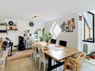 <p>Cette maison à louer à Kessel-Lo profite d’une situation particulièrement agréable, juste en face d’un parc et dans un environnement verdoyant. Avec 2 chambres, un garage, une allée de stationnement et un certificat de performance énergétique de niveau B, elle offre une combinaison intéressante entre confort, fonctionnalité et cadre de vie paisible.</p><p> </p><p>Dès l’entrée, le hall d’entrée donne accès aux différents espaces de vie. Le séjour spacieux constitue le cœur de la maison et offre suffisamment de place pour aménager un salon confortable ainsi qu’un espace repas. La cuisine ouverte prolonge naturellement la pièce de vie et crée un environnement convivial où cuisiner et profiter du quotidien se font en toute simplicité. Un espace de rangement pratique complète le rez-de-chaussée.</p><p> </p><p>La salle de bains est équipée d’une douche et d’une baignoire, permettant de choisir entre confort et praticité selon les envies. La maison compte 2 chambres à l’étage. Elles peuvent convenir à un couple, à une petite famille ou à toute personne souhaitant disposer d’une chambre supplémentaire pour un bureau ou une pièce polyvalente. Un espace de rangement dans le grenier offre également une solution pratique pour conserver les affaires utilisées moins fréquemment.</p><p>À l’extérieur, cette maison à louer à Kessel-Lo dispose d’un garage pouvant accueillir une voiture et offrant un espace de rangement complémentaire. L’allée permet également de stationner un véhicule supplémentaire. La présence du parc juste en face de la maison apporte une atmosphère agréable et verdoyante, avec une belle ouverture sur l’environnement immédiat.</p><p> </p><p>Avec son niveau énergétique B, la maison offre un bon équilibre entre confort quotidien et performance énergétique. Elle sera disponible à partir du 01/11/2026 et est proposée avec un loyer de 1270 euros par mois. Si vous recherchez une maison de 2 chambres avec garage, stationnement et un parc juste en face à Kessel-Lo, contactez-nous pour obtenir davantage d’informations ou organiser une visite via www.living-stone.be!</p>