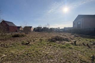 <p><strong>Mooi Zuidelijk georiënteerd perceel, geschikt voor de bouw van een vrijstaande eengezinswoning.</strong> <br /><br />Deze bouwgrond met een totale oppervlakte van 1.112m² is volledig vlak, zonder beplanting en bomen, en is rustig gelegen in een fietsstraat nabij het centrum. <br /><br />Bouw hier uw droomwoning met een bouwdiepte van max 15m op gelijkvloers en 12m op verdieping. Ook kamers onder het dak of een aanbouw met plat dak is toegelaten. Bijgebouw dienstig als tuinberging is toegelaten met een max oppervlakte van 15m² & een max. hoogte van 3m. <br /><br />Bouwrijp verkocht en er is geen bouwverplichting!<br /><br />Bouwvoorschriften beschikbaar en te verkrijgen via ons kantoor.<br />Deze bouwgrond is ideaal voor wie rustig wil wonen met vlotte verbinding naar invalswegen en voorzieningen.</p>
<p>Voor meer informatie of een afspraak gelieve onze vastgoedverantwoordelijke te contacteren op het nummer 016/41 51 51 of mail naar <span>keerbergen@deboerenpartners.be.</span></p>