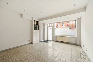 Immeuble mixte idéalement situé au centre de Frasnes, offrant un fort potentiel. Il se compose d’un espace commercial au rez-de-chaussée,...