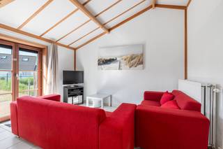 <strong>Wenduine: Instapklare vakantiewoning te koop op 300m van de zee!</strong><br /><br />Bent u op zoek naar een zorgeloos tweede verblijf aan de Belgische kust of een interessante investering? Dan is dit charmante duinenhuis precies wat u zoekt!<br /><br />Gelegen in het verzorgde Villa Park Haerendycke, tussen Wenduine en Blankenberge geniet u hier van een rustige en groene omgeving, vlakbij het strand, de duinen en de zee. Daarenboven bevinden ook winkels, horeca en openbaar vervoer zich op korte afstand.<br /><br /><strong>Indeling</strong>: inkomhal, open keuken, woonkamer, afzonderlijk toilet, berging en 2 volwaardige slaapkamers. <br /><br />Daarbovenop beschikt de woning over een zuidgerichte tuin met een kwalitatief tuinhuis dat grenst aan een weiland, waardoor u dagelijks kunt genieten van een open uitzicht en extra privacy. Plus een privé autostaanplaats is inbegrepen in de prijs.<br /><br /><strong>Troeven</strong>
<ul><li>Instapklaar</li><li>EPC B</li><li>Zuidgerichte tuin + privacy</li><li>Autostaanplaats</li></ul>
Meer informatie? Contacteer Ilse op het nummer 0456 96 04 61