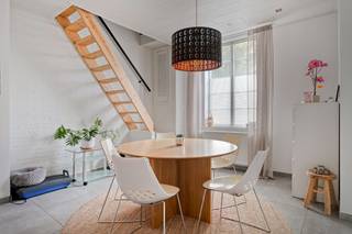 <p><u><strong>OPENDEURDAG OP VRIJDAG 25 SEPTEMBER tussen 15u00 en 18u00 ( op afspraak)</strong></u><br /><br />U kunt een BOD uitbrengen op deze woning, rekening houdend met de AANVANGSPRIJS van <strong>€ 282.000,00,</strong> elk hoger BOD wordt voorgelegd aan de eigenaars die al dan niet kunnen ingaan op dit aanbod.<br /><br />Welkom in deze charmante gerenoveerde halfopen woning, gelegen aan de Sint-Michielsestraat in Oostkamp. Dit karaktervolle pand biedt een unieke kans om te wonen in een sfeervolle omgeving vol mogelijkheden. Het huis nodigt uit tot het creëren van een warm thuis, waar gezelligheid en comfort hand in hand gaan. Deze woning bestaat uit een inkomhal, leuke bureauruimte op het gelijkvloers en een lichtrijke leefruimte. Volledig ingerichte keuken met zicht op de tuin. Frisse badkamer met douche, wastafel in meubel en een toilet. Leuk terras & tuintje met tuinberging. Er is ook oprit & poort aanwezig naast de woning. De woning is in de nabijheid van alle nodige voorzieningen, autosnelweg en het Station van Brugge. Dit is de ideale plek voor zowel een investeerder want de woning is nog verhuurd / starter als een gezin dat op zoek is naar een huis met karakter. Neem vandaag nog contact met ons op voor een bezichtiging en ervaar zelf de charme en potentie van deze prachtige woning.<br /><br /><strong><u>Gelijkvloers:</u></strong></p>
<ul>
<li>Inkomhal;</li>
<li>Bureauruimte;</li>
<li>Lichtrijke leefruimte;</li>
<li>Ingerichte keuken met alle toestellen;</li>
<li>Badkamer met douche en wastafel in meubel en een toilet er is tevens een aansluiting en afvoer van de wasmachine;</li>
<li>Tuinberging;</li>
<li>Leuk terras met gezellige tuin;</li>
<li>Oprit aan de zijkant van de woning ideaal om te parkeren;</li>
</ul>
<strong><u>Eerste verdieping:</u></strong>
<ul>
<li>2 mooie slaapkamers;</li>
</ul>
<strong><u>Tweede verdieping:</u></strong>
<ul>
<li><strong><u>Zolderverdieping te bereiken via schuiftrap.</u></strong></li>
</ul>
<strong><u>Troeven:</u></strong>
<ul>
<li>Conforme elektriciteit;</li>
<li>Gunstig EPC-label dus geen renovatieverplichting;</li>
<li>Instapklaar;</li>
<li>Volledig gerenoveerd.</li>
</ul>
<br />Voor meer informatie of een bezoek aan deze leuke woning contacteer ons via:<strong> oostkamp@caenen.be</strong><br />