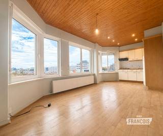 Dit aangename appartement, gelegen op de Koning Albert I-laan 24 bus 0101 te Blankenberge, biedt een praktische indeling en alle comfort voor wie op zoek is naar een instapklare woonst.<br /><br />U betreedt het appartement via de trappenhal, u komt binnen in de nachthal, die toegang geeft tot alle ruimtes van het appartement. De ruime en lichtrijke leefruimte met open, volledig uitgeruste keuken vormt het hart van de woonst en geniet dankzij de grote raampartijen van veel natuurlijk licht.<br /><br />Verder beschikt het appartement over een aparte slaapkamer met aansluitende badkamer, voorzien van een douche en wastafel. Het toilet bevindt zich afzonderlijk van de badkamer, wat zorgt voor extra comfort.<br /><br />Daarnaast is er een polyvalente ruimte aanwezig die perfect kan dienen als bureau, dressing of hobbyruimte. Aansluitend bevindt zich een praktische berging met aansluiting voor zowel een wasmachine als een droogkast.<br /><br />Een extra voordeel is dat de verhuurder instaat voor het tweejaarlijks onderhoud van de verwarmingsketel. Deze kost is reeds inbegrepen in de gemeenschappelijke kosten.<br /><br />Interesse? Contacteer ons vandaag nog voor een bezoek!<br /><br />Onmiddellijk beschikbaar.<br /><br />provisie algemene kosten: 20,- euro/maand<br /><br />
