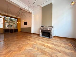 <strong>Authentiek handelspand op gunstige locatie in Turnhout, vlakbij de winkelstraat. Onmiddelijk beschikbaar.</strong><br /><br /><strong>Ligging: </strong>Gelegen in de Leopoldstraat, een zijstraat van de winkelstraat van Turnhout, de gasthuisstraat. Gelegen op korte afstand van de Grote Markt en het warandeplein.<br /><br /><strong>Indeling: +0: </strong>• Inkomhal • ruime handelsruimte • achterruimte met apart toilet • keuken • kamer • tuin • <strong>+1: • </strong>hal • badkamer • 2 kamers • <strong>+2: • </strong>hal • 3 kamers<br /><br /><strong>Beschrijving: </strong>Dit pand kan op verschillende manieren dienst doen en ingericht worden. Eventuele veranderingswerken kunnen onderhandeld worden. Optioneel kan een aparte garage gehuurd worden nabij het pand aan 70,00 EUR/mnd. Onmiddelijk beschikbaar.<br /><br />Interesse? Neem zeker contact met ons op.