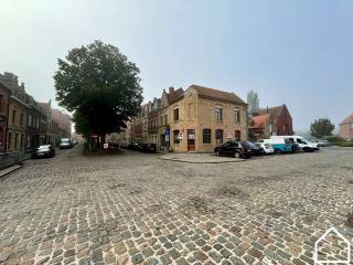 Dit uniek polyvalent eigendom, voorheen gekend als 'den abbatoir' is gelegen in de authentieke stadskern Ieper, Veemarkt.<br />Daar de nabijheid van scholen, hotels en vele parkeermogelijkheden biedt dit eigendom tal van mogelijkheden.<br />Gebouw staat in casco toestand, maar alle daken werden vernieuwd, overal vernieuwd hoogrendements beglazing, gevels werden gereinigd en geïnjecteerd. Droge kelder aanwezig.<br />Via de binnenkoer krijg je ook toegang tot ruime garage met bergzolder, ook hier met nieuw dak.<br />Ook geschikt als investeringseigendom.<br />Kortom een uniek eigendom op een mooie locatie.