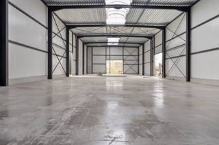 Nieuwbouw magazijn van ca. 200 m² met kantoor van ca. 24 m² te huur in Wevelgem. Inclusief 4 staanplaatsen.Het project bestaat uit 6...