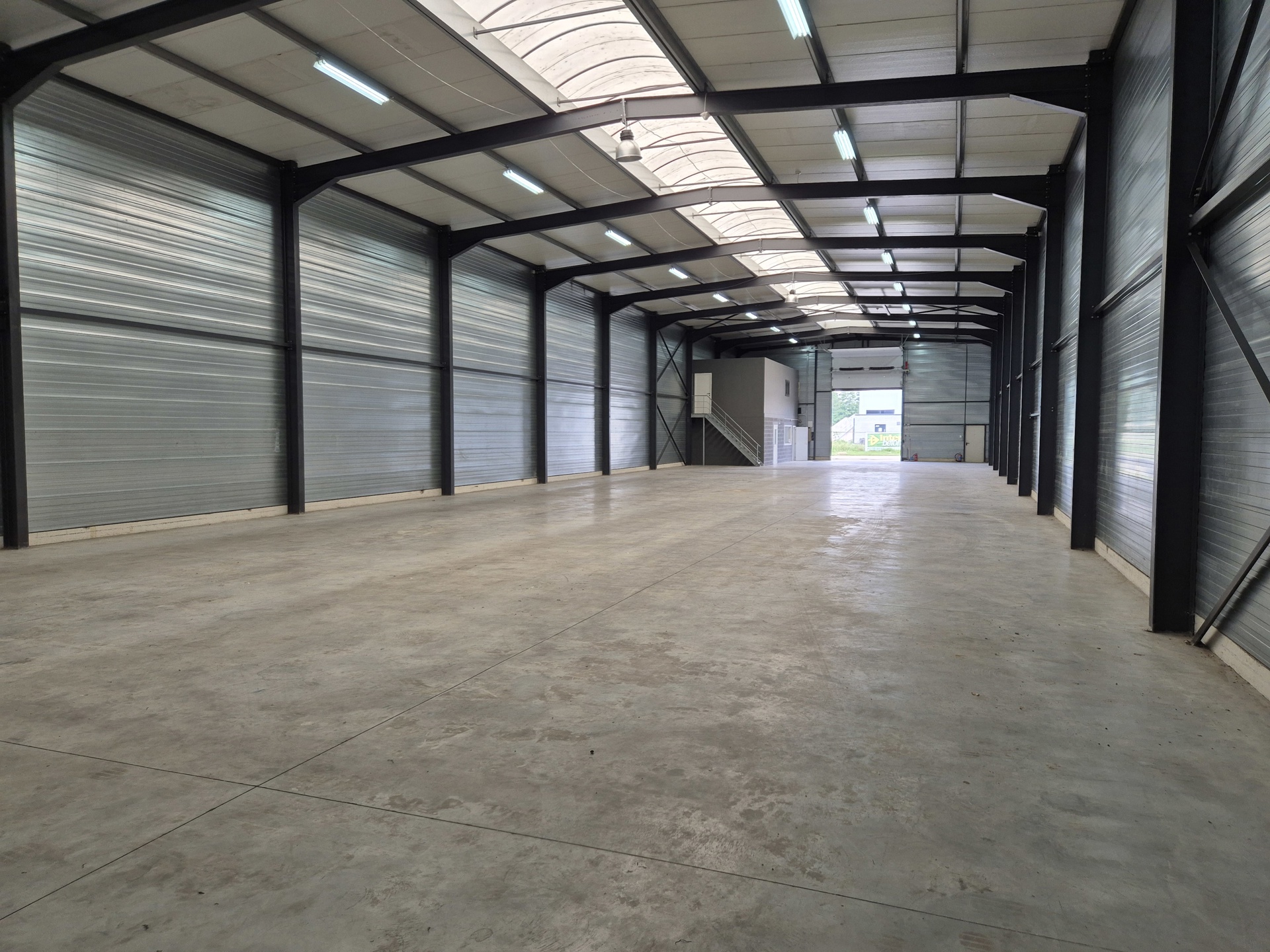 TE HUUR: 785m² magazijnruimte met 80m² kantoren te Ham - foto 3