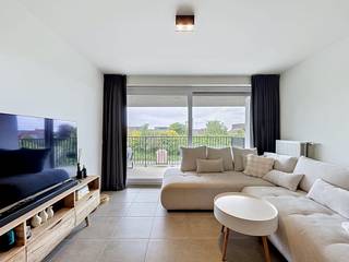 Indeling: 3e VERDIEPING.: - lichtrijke leefruimte (23m²)- open keuken voorzien van alle hedendaagse toestellen- ruim terras (15m²) - slaapkamer (10m²) - badkamer met inloopdouche, lavabomeubel en toilet (6m²) - bergruimte met aansluiting voor wasmachine. Inclusief ondergrondse autostaanplaats en kelderberging.Algemeen: - gemeenschappelijke kosten: € 50?00/maand- beschikbaar vanaf 01/09/2026!Wenst u dit appartement te bezichtigen? Surf dan snel naar www.dewaele.com en vraag uw bezoek aan.