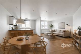 <p><span>Instap klaar appartement (74 m²) met 2 slaapkamers in Deurne.</span></p><p><span> </span></p><p><span>Op een centrale locatie met openbaar vervoer, (lokale) winkels en scholen op wandelafstand treffen we dit betaalbaar appartement met veel potentieel. Met de auto bereik je de snelweg in slechts enkele minuten. Liever de fiets? Je kan hier gemakkelijk gebruik maken van het velo-deelsysteem.</span></p><p><span> </span></p><p><span>Het appartement bevindt zich op de eerste verdieping van een hoekgebouw van 3 hoog. Een groot pluspunt: </span><span>er zijn geen maandelijkse vaste kosten</span><span>. Het water wordt jaarlijks evenredig verdeeld onder de bewoners en de </span><span>verwarming is individueel op gas</span><span>. Je komt binnen in de ruime leefruimte met open keukenhoek – samen goed voor </span><span>45 m²</span><span> aan comfortabele woonruimte. De badkamer (4 m²) is uitgerust met een douchecabine, toilet en lavabomeubel. De twee slaapkamers van </span><span>13 m²</span><span> en </span><span>9 m² </span><span>staan met elkaar in verbinding en kunnen flexibel worden ingericht. Daarnaast beschikt het appartement nog een praktische berging met plek voor een wasmachine.</span></p><p><span> </span></p><p><span>Ben je op zoek naar een betaalbaar appartement met mogelijkheden? Mis deze kans niet!</span></p><p><span> </span></p><p><span>Bewoonbare opp. 74 m² ref.: bruto vloeropp. EPC. Voor meer info of een gratis schatting surf naar www.hansimmo.be</span></p><p><span> </span></p>