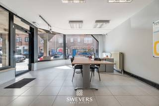 Voor meer info en foto’s, surf naar www.swevers.be – centraal in Beringen, aan de Onze-Lieve-Vrouwstraat 17-21, ligt dit volledig verhuurde opbrengsteigendom met een uitstekende investeringswaarde. Het gebouw omvat vijf appartementen en drie handelspanden, goed voor een stabiele huuropbrengst vanaf dag één. De appartementen bestaan uit twee 1-slaapkamerappartementen, twee 2-slaapkamerappartementen en één 3-slaapkamerappartement, elk uitgerust met een eigen keuken en badkamer. Op het gelijkvloers bevinden zich drie handelspanden, momenteel ingericht als kapsalon, kantoorruimte en coachingstudio. De ligging in het centrum van Beringen is een belangrijke troef, met winkels, horeca, scholen en openbaar vervoer op wandelafstand en een vlotte verbinding naar de autosnelweg. Dankzij de blijvend hoge vraag naar huurwoningen in de omgeving geniet dit pand van een sterke verhuurwaarde.Alle appartementen en handelspanden zijn momenteel verhuurd, wat resulteert in een totale huuropbrengst van ongeveer € 5.500 per maand of circa € 66.000 bruto per jaar. Bovendien beschikt elk appartement over een eigen garagebox en zijn er nog 14 autostaanplaatsen aanwezig, waarvan het merendeel eveneens verhuurd is, wat zorgt voor extra inkomsten. Het gebouw verkeert in een goede algemene staat en biedt bijkomend optimalisatiepotentieel via gerichte renovatiewerken. De verkoop gebeurt via een overdracht van de aandelen van de vennootschap waarin het vastgoed is ondergebracht, wat interessante opportuniteiten kan bieden voor investeerders. Een ideale investering voor wie op zoek is naar een onmiddellijk rendement én toekomstig groeipotentieel. Voor meer informatie, bel 011 255 155. Bron bewoonbare oppervlakte: EPC – verslag.
