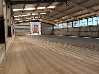 <p><span>Gelegen aan de Rue du Halage 13 in Ittre, biedt dit magazijn van ongeveer </span><strong><span>450 m²</span></strong><span> een ruime en functionele opslagruimte, ideaal voor het stockeren van goederen, materiaal of andere zaken waarvoor een grote opslagoppervlakte nodig is.</span></p>
<p><span>Het gebouw beschikt over een </span><strong><span>geïsoleerd dak</span></strong><span>, wat zorgt voor geschikte omstandigheden voor de opslag van uw goederen. Op de site zijn </span><strong><span>gemeenschappelijke toiletten</span></strong><span> beschikbaar.</span></p>
<p><span>Het magazijn bevindt zich in een rustige en aangename omgeving, nabij het centrum van Ittre en de belangrijkste verbindingswegen. De locatie is bovendien praktisch voor professionele en logistieke activiteiten.</span></p>
<p><span>Een interessante oplossing voor bedrijven, zelfstandigen of particulieren die op zoek zijn naar een ruime en vlot bereikbare opslagruimte in de regio.</span></p>