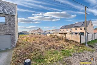 Ce terrain à bâtir pour une construction jumelée est situé au calme et dispose d'une largeur de rue de près de 12 mètres Avec un jardin orienté au...