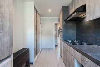 Dit verzorgde appartement is gelegen in de Bergenstraat 14 in Middelkerke, op de derde verdieping van een kleinschalig gebouw zonder lift. Hierdoor blijven de syndicale kosten laag, wat een belangrijk pluspunt is.<br /><br />Binnenin vindt u een nette en praktische woonst met een lichtrijke leefruimte, een aparte keuken, een volwaardige slaapkamer en een badkamer. Het appartement is eenvoudig maar verzorgd en meteen bruikbaar.<br /><br />De woning heeft een EPC F en biedt daardoor ook mogelijkheden voor wie op termijn wil investeren in energetische verbeteringen.<br /><br />Dankzij de ligging in het centrum van Middelkerke bevinden winkels, horeca en het strand zich op wandelafstand. Ideaal als tweede verblijf, investering of compacte woonst aan zee.<br /><br />Voor meer informatie of een bezoek kunt u contact opnemen met Inti op inti@immofrancois.be<br /><br /> of 0499 74 89 74.<br /><br />