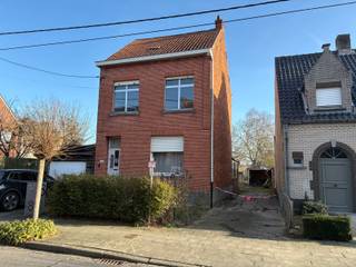 <p>Het verrassend grote perceel dat bij deze woning hoort zorgt voor mogelijkheden tot houden van dieren, combinatie wonen en werken,...<br /><br />Indeling: inkomhal, leefruimte, keuken, veranda en berging , 3 slaapkamer en vaste trap naar bergzolder met mogelijkheid tot extra slaapkamer. <br />ER ZIJN PLANNEN VOOR VOLLEDIGE HEROPBOUW VAN DE WONING.<br />Voorziene nieuwe indeling: Inkom, leefruimte met zithoek en eetplaats, open keuken, berging, trap, 2 slaapkamers en badkamer en trap naar tweede verdieping. <br /><br />Buiten: voortuin, doorgang naar achtertuin en omheinde achtertuin. <br /><br />Contacteer Bonne Vastgoed 7 op 7 voor de prijs en meer info via 0468/10.40.40 of info@bonnevastgoed.be</p>