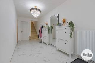 KIJKDAG: 10/10/26 VAN 14U TOT 16U (OP AFSPRAAK)<br /><br />AALST - Op zoek naar ruimte, comfort én mogelijkheden? Deze volledig gerenoveerde bel-etagewoning biedt het allemaal!<br /><br />Gelegen aan de stadsrand van Aalst, vlak bij scholen, openbaar vervoer, het station, de Ring en de E40, geniet deze woning van een bijzonder strategische ligging.<br /><br />De woning verrast door haar indrukwekkende ruimte en veelzijdige indeling. Op het gelijkvloers bevinden zich de inkomhal, garage, wasruimte en een ruime slaapkamer.<br /><br />De eerste verdieping vormt het gezellige leefgedeelte met een ruime living van maar liefst 36 m², een volledig geïnstalleerde keuken en aangename veranda. Vanuit de veranda is er toegang tot het ruime terras en de volledig aangelegde stadstuin, waar u dankzij de volledige privacy heerlijk kunt genieten van rust en groen.<br /><br />Op de tweede verdieping bevinden zich 3 ruime slaapkamers en een badkamer. De derde verdieping beschikt over een grote masterbedroom, een extra slaapkamer en een tweede badkamer.<br /><br />Met 6 slaapkamers, 2 badkamers, garage, terras en een private stadstuin biedt deze woning uitzonderlijk veel mogelijkheden.<br /><br />Ideaal voor grote of nieuw samengestelde gezinnen, maar ook bijzonder geschikt voor zelfstandigen of vrije beroepers die wonen en werken willen combineren.<br /><br />Een ruime, kwalitatief gerenoveerde woning met een uitstekende bereikbaarheid en een verrassend aantal mogelijkheden. Zeker een bezoek waard!