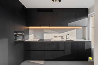 <p><span>Volledig gerenoveerd 2-slaapkamer appartement met lichtrijke leefruimte en terras!</span><span><br />Dit stijlvol gerenoveerde appartement biedt een ideale combinatie van charme, modern comfort en een doordachte indeling. <br />Dankzij de grote raampartijen, warme parketvloeren en een kwalitatieve afwerking is dit een instapklare woonst met veel troeven.</span></p><h3><span>Het appartement heeft de volgende indeling</span></h3><p><span>Inkomhal</span><span><br />Bij binnenkomst word je meteen verwelkomd door een sfeervol tegelpatroon dat doorloopt in de hal. <br />De inkomhal is voorzien van een parlofoon en biedt directe toegang tot de leefruimte.</span></p><p><span>Leefruimte &amp; keuken</span><span><br />De ruime leefruimte wordt gekenmerkt door een prachtige blokjesparket en grote raampartijen die zorgen voor een overvloed aan natuurlijk licht. <br />De open indeling maakt het eenvoudig om een aangename woon- en eetruimte te creëren.</span></p><p><span>Aan de linkerzijde bevindt zich de deels open keuken, die recent werd gerenoveerd en een moderne uitstraling heeft. <br />De combinatie van een wit werkblad en spatwand met zwarte kasten zorgt voor een strakke, tijdloze afwerking. <br />De keuken is volledig uitgerust met een combi-oven, ingebouwde ijskast en vriezer, afwasmachine en een keramische kookplaat.</span></p><p><span>Hal &amp; slaapkamers</span><span><br />Via de nachthal, die hetzelfde stijlvolle tegelpatroon heeft als de inkomhal, <br />bereik je de slaapkamers, badkamer, berging en het aparte toilet.<br />Beide slaapkamers zijn zorgvuldig afgewerkt met dezelfde warme parketvloer als de leefruimte. <br />De grote slaapkamer biedt bovendien directe toegang tot het terras, dat oostgericht is en ideaal om 's ochtends van de zon te genieten.</span></p><p><span>Badkamer, berging &amp; toilet</span><span><br />De badkamer is strak en modern afgewerkt in lijn met de keuken en beschikt over een ruime inloopdouche met glazen wand. <br />Daarnaast is er een apart toilet en een ruime berging met aansluiting voor een wasmachine, wat zorgt voor extra comfort en opbergruimte.</span></p><p><span>Een ondergrondse kelder mee inbegrepen! </span></p><h3><span>Extra troeven</span><span><br />- Volledig gerenoveerd met hoogwaardige materialen en dus instapklaar!<br />- Overal vliegenramen voorzien<br />- Inkomhal, keuken, nachthal, berging, toilet en badkamer reeds voorzien van verlichting<br />-  Lichtrijke leefruimte met blokjesparket<br />-  Oostgericht terras met aangenaam uitzicht</span></h3><p><span>Beschikbaar vanaf: 01/03/2026</span><span><br /></span><span>Huurprijs: €1.100,00 / maand</span><span><br /></span><span>Provisie &amp; kosten: €200/ maand (verbruik gemeenschappelijke delen + water en centrale verwarming)</span></p><p><span> </span></p>