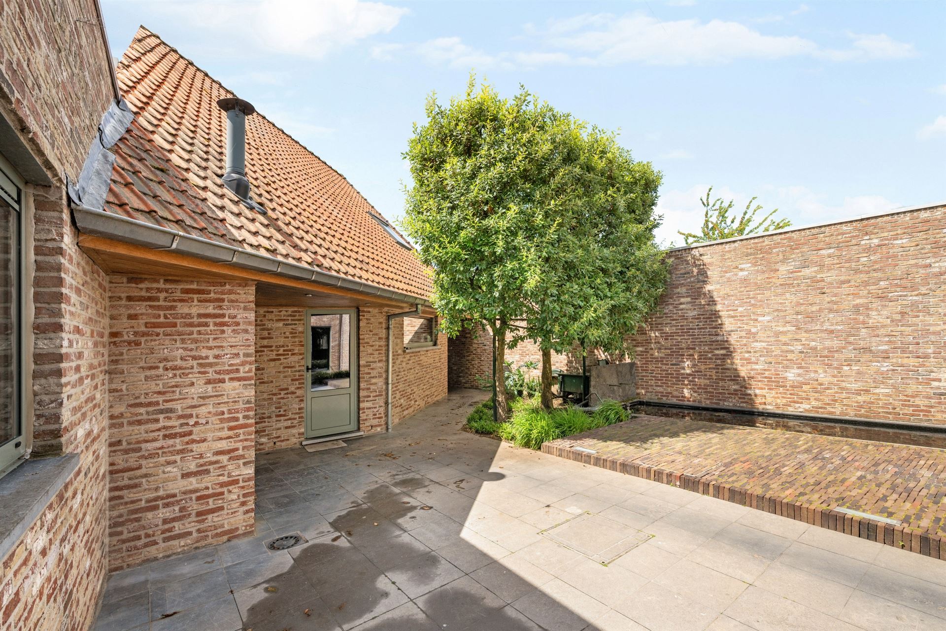 Unieke combinatie van wonen en werken in Sint-Eloois-Vijve! - foto 4
