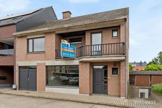 <p><span>NIEUWE VOORWAARDEN!!</span></p><p><span>MAAK EEN AFSPRAAK VOOR BEZICHTIGING!!</span></p><p><span> </span></p><p><span>Deze zeer ruime gezinswoning (bouwjaar 1981) met dubbele inpandige garage is ideaal gelegen in het centrum van Halen, op Raubrandplein 10. </span></p><p><span>Een topligging voor wie graag alles dichtbij heeft: winkels, scholen, openbaar vervoer en dagelijkse voorzieningen bevinden zich op wandelafstand. </span></p><p><span>Bovendien geniet u hier van een uitstekende ontsluiting richting omliggende gemeenten en belangrijke invalswegen, handig voor woon-werkverkeer én gezinsleven.<br />De tuin is op maat van de woning en perfect te onderhouden.</span></p><p><span><br />Binnenin verrast de woning met haar royale volumes en een indeling die perfect aansluit bij hedendaags wonen. </span></p><p><span>Met 4 volwaardige slaapkamers is er ruimte in overvloed voor een groter gezin, thuiswerkplek, hobbykamer of logeerruimte. </span></p><p><span>De leefruimtes bieden een solide basis om een warme thuis te creëren, waarbij licht en ruimte de toon zetten.<br /><br />De electriciteit is conform. De woning beschikt over een EPC-label D. Wie op zoek is naar een eigendom met potentieel, vindt hier een sterke opportuniteit: de woning dient opgefrist te worden, maar biedt net daardoor de kans om volledig naar eigen smaak en stijl te renoveren. Denk aan een hedendaagse keuken, een frisse badkamer, nieuwe afwerkingen en u maakt van deze woning een echte parel op een centrale locatie.</span></p><p><span><br />Buiten geniet u van de voordelen van wonen in het centrum, met alle comfort van een ruime woning en praktische parkeermogelijkheden dankzij de dubbele garage.<br /><br />Kortom: ruimte, ligging en mogelijkheden komen hier perfect samen. Bent u klaar om van Raubrandplein 10 uw nieuwe thuis te maken? </span></p><p><span>Neem vandaag nog contact op voor een bezoek en ontdek het potentieel ter plaatse.</span></p><p><span> </span></p><p><span>Interesse? Bel Immo Diest 013 31 25 22 of mail <span>info@immodiest.be</span></span><span>.</span><span><br /></span><span>Rechtstreeks: Jan 0498 52 64 52 <span>jan.vanonckelen@immodiest.be</span></span><span>.</span><span> </span></p><p><span>Meer aanbod: <span>https://immodiest.be/te-koop</span></span></p><p><span><br /></span><span> </span></p>