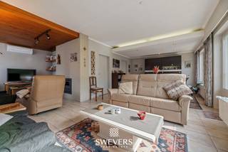 Voor meer info en foto’s, surf naar www.swevers.be – Instapklare open bebouwing op een mooi perceel van 843 m² in Koersel, waar ruimte, comfort en een praktische indeling mooi samenkomen. Deze woning uit 1965, gelegen in de Reigerstraat 17, biedt een bewoonbare oppervlakte van 140 m² en beschikt over een vernieuwde badkamer uit 2016. De inkomhal geeft toegang tot de verschillende leefruimtes. Centraal in de woning ligt de lichtrijke woonkamer van 26,42 m², met aansluitend een gezellige zithoek. De praktische keuken van 9 m² staat in directe verbinding met de leefruimte, wat zorgt voor een vlotte circulatie. Verder is er nog een extra kamer die vandaag ingericht is als ontbijthoek, maar ook perfect kan dienen als bureau, hobbyruimte of speelkamer. Vanuit deze ruimte is er toegang tot het terras. Via de nachthal bereik je drie slaapkamers van 9 m², 9 m² en 15,75 m². De badkamer is uitgerust met een ligbad en wastafel, en het toilet is apart voorzien. Extra troeven zijn de kelder van 30 m² met meerdere praktische ruimtes en de garage van 16 m². De oostgerichte tuin biedt veel ochtend- en voormiddagzon en vormt een fijne buitenruimte om verder naar eigen smaak in te richten. Bovendien woon je hier op een gunstige locatie, met winkels op 90 meter, openbaar vervoer op 36 meter, scholen, restaurants en ontspanning in de nabije omgeving, en een vlotte verbinding naar de snelweg op 5,6 km. Een ideale woning voor wie op zoek is naar een verzorgde gezinswoning met potentieel. Voor meer informatie, bel 011 255 155. Bron bewoonbare oppervlakte: EPC – verslag.