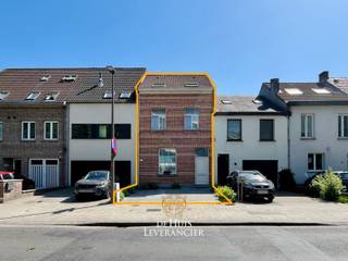 Op een uitzonderlijk gegeerde locatie te Wilrijk, recht tegenover het groene domein van Fort VI, bevindt zich deze karaktervolle burgerwoning met tal van authentieke elementen en een prachtige zuidgerichte tuin. Een woning met uitstraling, sfeer en een bijzonder aangename indeling, ideaal voor wie ruimte en charme weet te appreciëren.<br /><br />Via de verharde voortuin, waar u eenvoudig voor de deur kan parkeren, betreedt u de woning langs een indrukwekkende inkomhal met authentieke geschilderde betontegels van Giliot. In combinatie met de hoge plafonds, sierlijke moulures, ornamenten en rozetten zorgt dit meteen voor een stijlvolle en warme binnenkomst.<br /><br />De leefruimte straalt gezelligheid uit dankzij de marmeren open haard, de authentieke opkamer en de vele karakterelementen die doorheen de woning bewaard zijn gebleven. Achteraan geniet u van een prachtige veranda of tuinkamer met volledig authentiek glazen dak, waardoor deze ruimte baadt in natuurlijk licht en een mooi verlengstuk vormt van de tuin.<br /><br />De halfopen keuken beschikt over tal van praktische inbouwkasten en biedt een aangenaam zicht op de tuin. In de eetplaats (naast de keuken) bevindt zich bovendien een bijkomende open haard, die opnieuw aangesloten kan worden.<br /><br />De zuidgerichte tuin vormt een absolute meerwaarde. Hier geniet u in alle rust van volledige privacy en een groen uitzicht zonder achterliggende inkijk. Een bijzonder fijne setting waar regelmatig eekhoorntjes door de tuin spelen, wat het groene en rustige karakter van deze eigendom extra in de verf zet.<br /><br />Verder beschikt de woning over een ruime en droge kelder, een recent vernieuwde verwarmingsketel en airconditioning.<br /><br />Op de tussenverdieping bevindt zich de master bedroom (met airco) met ensuite dressing en ensuite badkamer.<br /><br />De eerste verdieping omvat nog twee ruime slaapkamers en een bijkomende badkamer. Op de tweede verdieping bevinden zich nog twee extra slaapkamers en een douchekamer. Dankzij deze indeling is de woning perfect geschikt voor grotere gezinnen, thuiswerk of een combinatie van beide.<br /><br />De ligging is meer dan uitstekend: rustig en groen wonen tegenover Fort VI, met tegelijkertijd een vlotte verbinding naar Antwerpen, belangrijke invalswegen, het UZA, scholen, winkels en de Universiteit Antwerpen.<br /><br />De troeven op een rijtje:<br /><br />- Authentieke burgerwoning met karakter<br />- Originele Giliot-betontegels<br />- Hoge plafonds met moulures en rozetten<br />- Marmeren open haard<br />- Prachtige veranda met authentiek glazen dak<br />- Zuidgerichte tuin zonder inkijk<br />- Regelmatig bezoek van eekhoorntjes in de tuin<br />- 5 slaapkamers en 3 badkamers<br />- Airconditioning aanwezig<br />- Recente verwarmingsketel<br />- Ruime droge kelder<br />- Parking voor de deur<br />- Topligging tegenover Fort VI<br />- Bewoonbare oppervlakte: ca. 250 m²<br />- Perceeloppervlakte: 353 m²<br />- Bouwjaar: 1920<br />- Renovatiejaar: 2008<br /><br />Een bezoek dat u niet mag missen !<br /><br />EPC :  266kWh/m<sup>2</sup> (Label C)<br />Stedenbouwkundige inlichtingen in aanvraag<br />Waterinfo : P-Score = B, G-Score = A<br /><br />Dit is niet wat je zoekt ? Al gehoord van AANKOOPBEGELEIDING ?   Wij zoeken, bezoeken en onderhandelen mee met jou voor eigendommen die worden aangeboden door particulieren, andere makelaars of eigendommen die zelfs (nog) niet te koop staan?<br />Vraag meer informatie over aankoopbegeleiding via welkom@dehuisleverancier.be of 0489/069.000<br /><br />de Huisleverancier : Persoonlijk, voor iedereen Service, Kwaliteit en Vertrouwen !