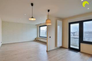 <p><span>Gelegen nabij de prestigieuze wijk rond park Den Brandt vinden we dit zeer degelijke en energiezuinige appartement met 2 slaapkamers en breed terras terug.</span></p><p><span>Vanuit deze straat zijn winkels, scholen, ziekenhuizen en openbaar vervoer binnen direct bereik. Voor de sporters en/of wandelaars zijn er vlakbij 3 parken waar ze zich naar hartenlust kunnen uitleven, tevens goede verbinding naar E19 en A12, en de Antwerpse Ring.</span></p><p><span> </span></p><p><span>Indeling</span></p><p><span>Via de zeer verzorgde gemeenschappelijke inkomhal komen we binnen in het gebouw en nemen we de lift of trap tot bij de vijfde verdieping.</span></p><p><span>Het appartement werd in 2017 zeer kwalitatief gerenoveerd. De mooie laminaatvloer loopt naar de meeste ruimtes door.</span></p><p><span> </span></p><p><span>We betreden het appartement in de inkomhal met enkele handige ingemaakte kasten en een apart toilet met handenwasser.</span></p><p><span> </span></p><p><span>Achteraan het gebouw is er de lichtrijke leefruimte met grote ramen dat aansluit aan de open keuken. Langs hier is er tevens ook toegang tot het zuidgericht terras.</span></p><p><span>De open keuken is voorzien van alle nodige toestellen: een combi-oven, inductie kookplaat, dampkap, koelkast en vaatwasser.</span></p><p><span>Naast de keuken vinden we nog een handige wasruimte met voldoende opbergplaats, een extra wasbak en uiteraard de aansluiting voor de wasmachine en droogkast.</span></p><p><span> </span></p><p><span>In het midden van het appartement bevindt zich nog de lichtrijke badkamer, deze is voorzien van een wastafel, douchecabine, toilet en een actief ventilatiesysteem.</span></p><p><span> </span></p><p><span>Er is één ruime slaapkamer, de mogelijkheid is er om zeer eenvoudig een tweede slaapkamer te creëren.</span></p><p><span> </span></p><p><span>Bij het appartement hoort nog een handige kelderberging en een privatieve autostaanplaats.<br />Een gemeenschappelijke fietsenstalplaats is ook voorzien.</span></p><p><span> </span></p><p><span>Er is een onderhoudsman dat ervoor zorgt dat alle vuilniszakken tijdig voor u buiten worden geplaatst, het vuilnis zelf mag in de vuilniskelder geplaatst worden om geurhinder te vermijden in het appartement.</span></p><p><span> </span></p><p><span>Nuttige informatie</span></p><ul><li><span>EPC: 143 kWh/m²</span></li><li><span>Asbestveilig </span></li><li><span>Elektrische keuring is conform</span></li><li><span>Dak is reeds conform geïsoleerd</span></li><li><span>Vliegenramen aanwezig</span></li><li><span>Ketels werden 2022 vernieuwd</span></li><li><span>Zonnescreen aan terras</span></li></ul><p><span> </span></p><p><span>Voor meer info of een bezoek ter plaatse bel 03/449.42.41 of surf naar <span>www.habicom.be</span></span><span> </span></p><p><span>Benieuwd naar de waarde van jouw woning? Check het gratis op <span>www.watismijnhuiswaard.be</span></span></p><p><span> </span></p><p><span> </span></p>
