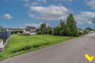 <p>Te Koop in Balen-Olmen – Uniek Vastgoed met Tal van Mogelijkheden!</p>
<p></p>
<p>📍 Locatie: Balen-Olmen</p>
<p>📐 Perceeloppervlakte: ca. 2.000 m²</p>
<p>🏡 Vraagprijs inclusief naastliggende bouwgrond</p>
<p></p>
<p>Bent u op zoek naar een uniek vastgoed met <em>karakter</em>, <em>ruimte</em> én <em>potentieel</em>? Dan is dit eigendom in Balen-Olmen precies wat u zoekt!</p>
<p></p>
<p>Op een prachtig perceel van maar liefst 2.000 m² bevindt zich een authentieke langgevelboerderij, klaar om nieuw leven ingeblazen te worden. De boerderij biedt renovatiemogelijkheden voor wie houdt van charme en landelijke stijl.</p>
<p></p>
<p>Maar ook voor projectontwikkelaars of bouwlustigen is dit een ware opportuniteit!</p>
<p>De brede straatkant van 52 meter biedt uitzonderlijke mogelijkheden:</p>
<p></p>
<p>✅ Inclusief naastliggende bouwgrond</p>
<p>✅ Mogelijkheid tot 3 bouwloten voor open bebouwing (mits afbraak van de bestaande woning)</p>
<p>✅ Gelegen in een rustige, landelijke omgeving met goede bereikbaarheid en nabijheid van voorzieningen</p>
<p></p>
<p>Of u nu droomt van een karaktervolle renovatie, een ruime woning met tuin, of een kleinschalig verkavelingsproject – deze eigendom heeft het allemaal.</p>
<p></p>
<p>🔑 Troeven op een rijtje:</p>
<ul>
<li>Groot perceel met veel straatbreedte</li>
<li>Authentieke langgevelboerderij</li>
<li>Renovatie- én verkavelingspotentieel</li>
<li>Inclusief naastliggende bouwgrond</li>
<li>Mogelijkheid tot 3 afzonderlijke bouwpercelen</li>
<li>Rustige ligging in het groene Balen-Olmen</li>
</ul>
<p></p>
<p>📞 Interesse? Neem vandaag nog contact op voor een bezichtiging of meer informatie.</p>
<p>Dit is een buitenkans die u niet wil missen!</p>